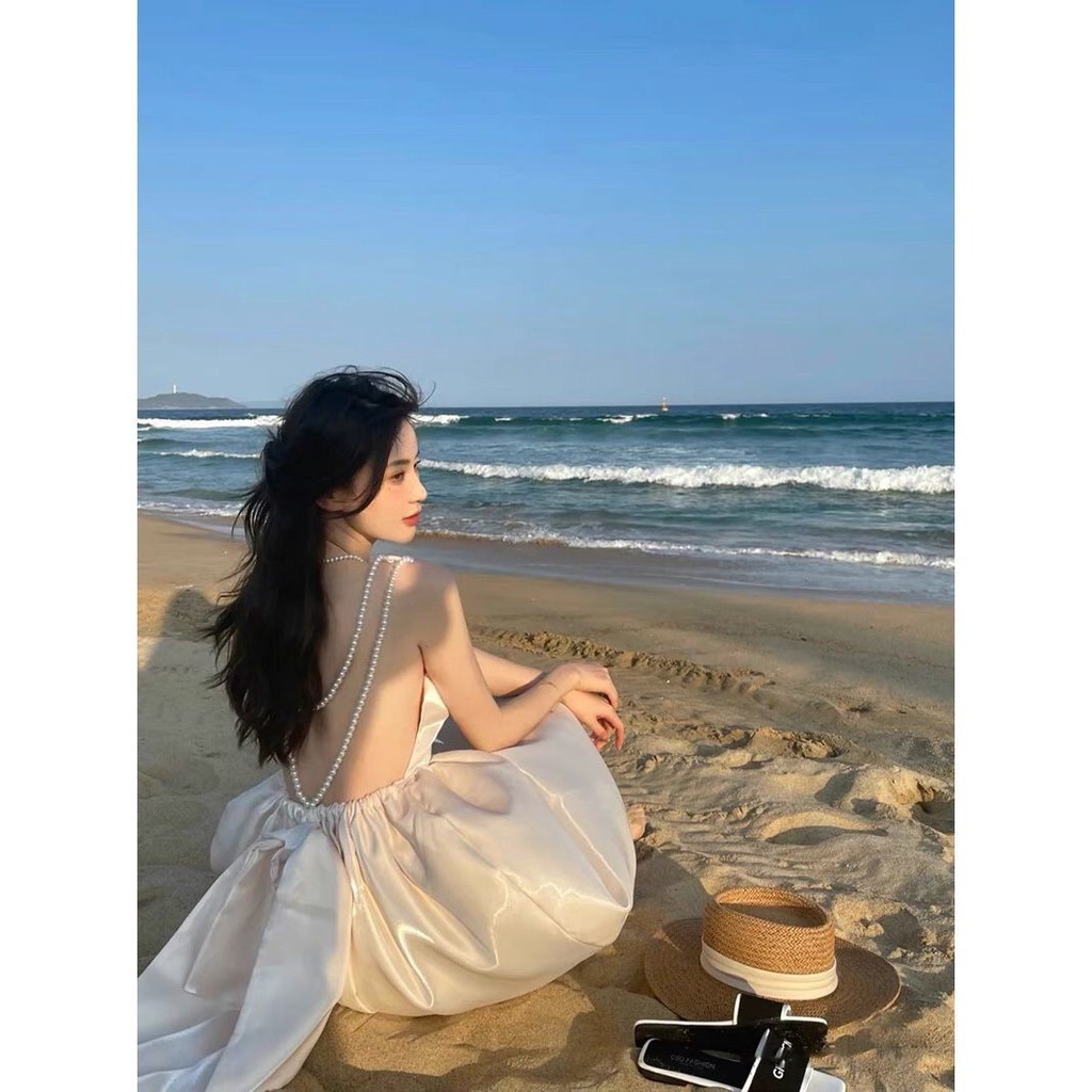 Đầm hở lưng thắt nơ đính ngọc trai thời trang đi biển