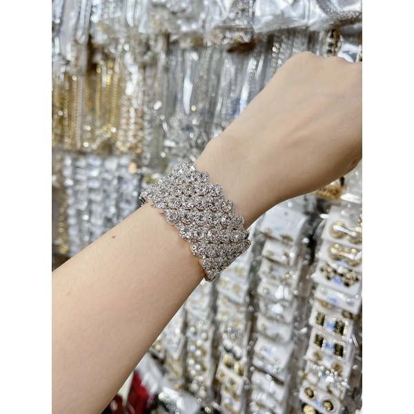 Vòng tay lò xo đính đá siêu sang