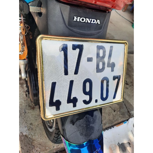 Khung Viền biển số khò titanium 7 màu vàng lắp xe máy
