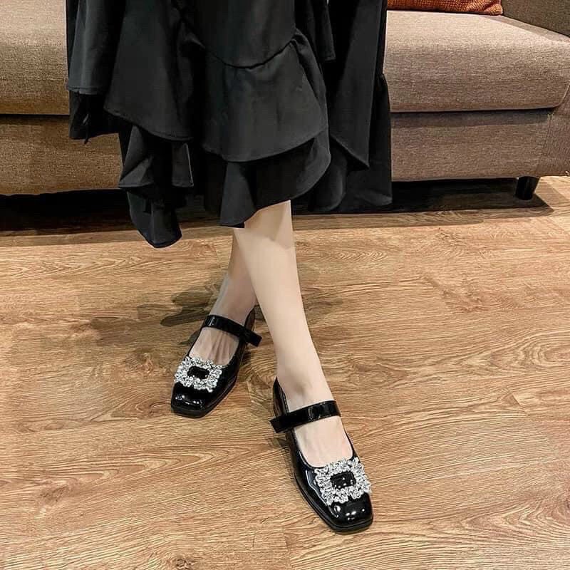 Giày và bệt, khuy đá vuông siêu sáng.Chất da bóng thời trang.Gót 3p và gót bệt