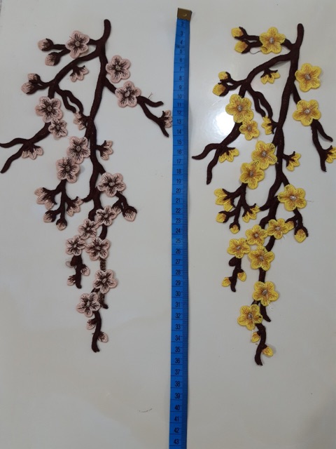 Nhánh đào thêu nhỏ mềm mại