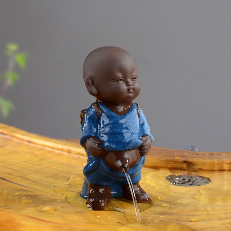 Tượng chú tiểu đứng tè bản cao cấp gốm tử sa