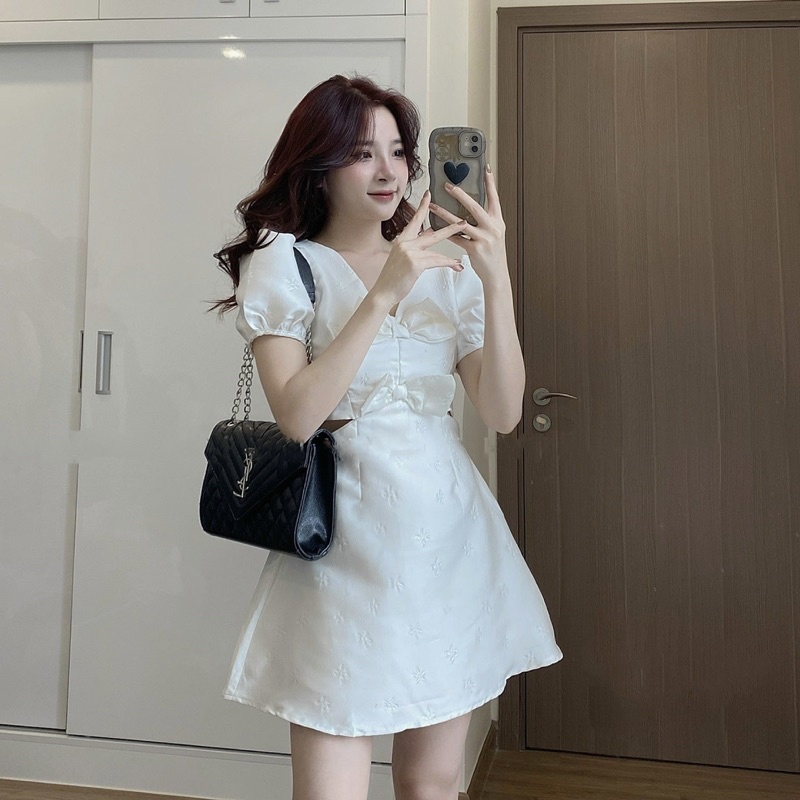 Váy gấm khoét eo