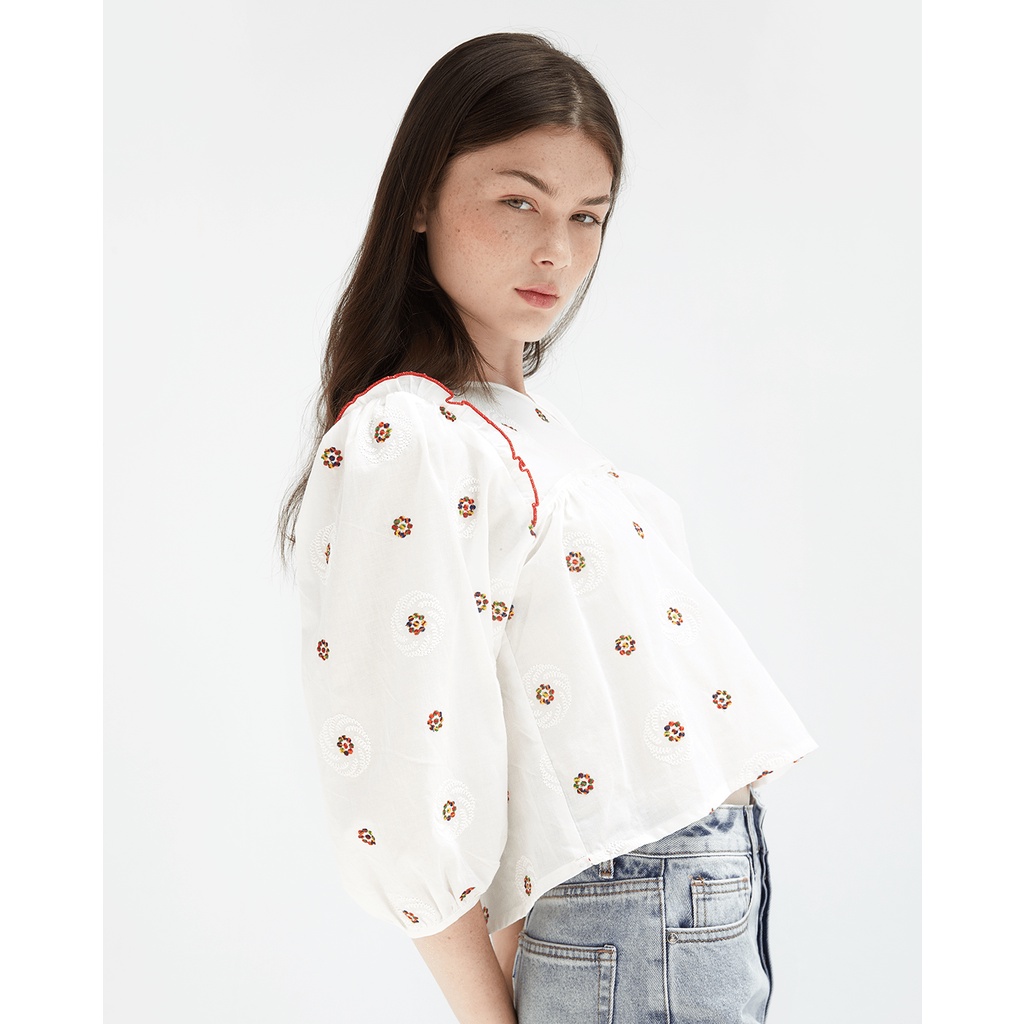 TheBlueTshirt - Áo Kiểu Nữ Tay Phồng Đan Vai Hoạ Tiết Hoa Nhí Màu Đỏ - Freya Top - Red Daisy