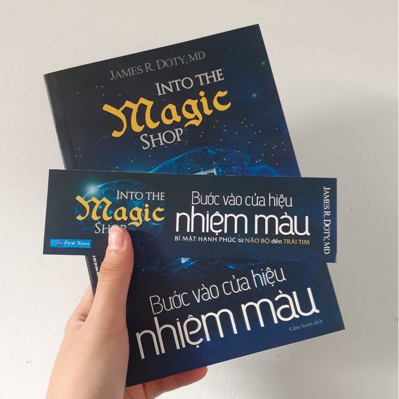 Sách - Bước Vào Cửa Hiệu Nhiệm Màu