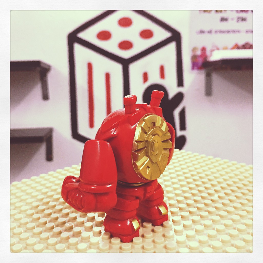 D061 (CÓ SẴN) - Nhân vật robot đồ chơi tên là Hulkbuster trong phim Biệt Đội Báo Thù phần 4