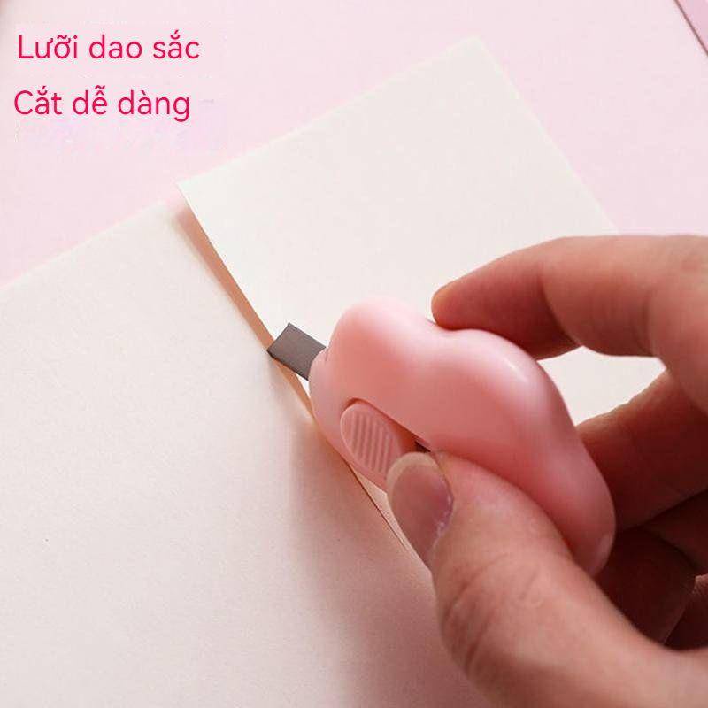 ⭐ iLado ⭐ Dao tiện ích dao mini Dao Rọc Giấy Bỏ Túi Mini hình dạng khác nhau móc khoá cute anime In Họa Tiết Hoạt Hình chất lượng cao Tiện Lợi Cuộn Rút dụng cụ mở thùng carton trang trí di động