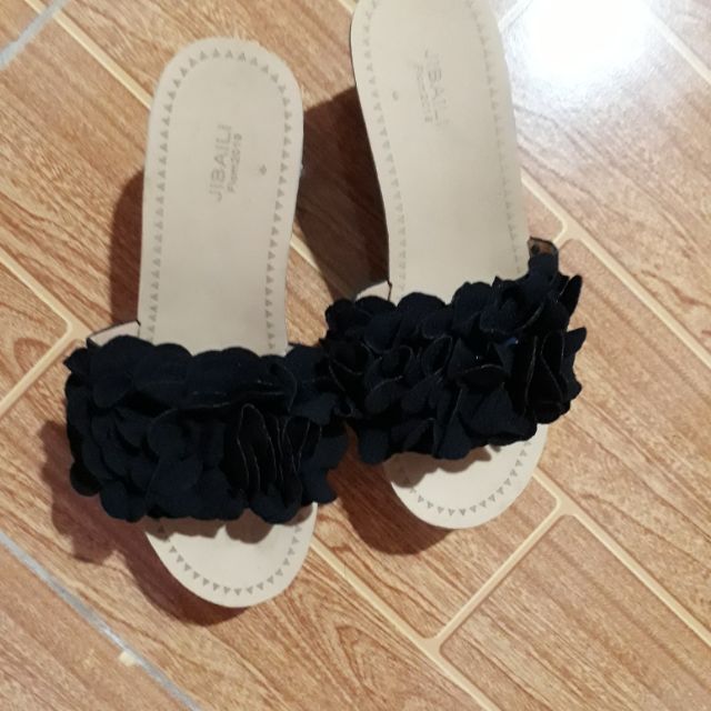 Dép cao gắn hoa sang chảnh