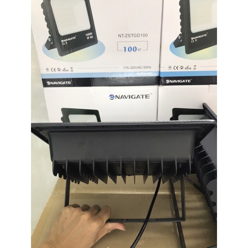 Đèn pha led 100W vỏ nhôm đúc dày bản cao cấp chuyên công trình ngoài trời, trang trí, sân thi đấu thể thao