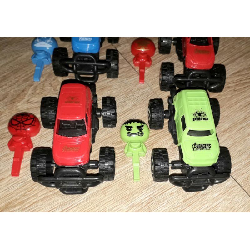 Một chiếc xe siêu anh hùng chạy bằng chìa khóa bằng nhựa rất đẹp