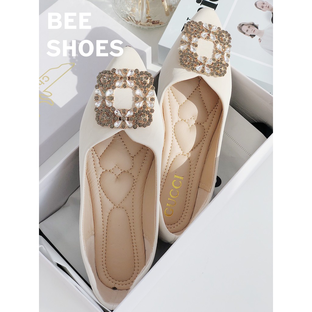 BEESHOES - GIÀY BÚP BÊ NỮ MŨI NHỌN HỌA TIẾT ĐÁ HOA VUÔNG - GIÀY BÚP BÊ NỮ ĐẾ BỆT DA MỀM SẴN MÀU ĐEN - KEM 201035