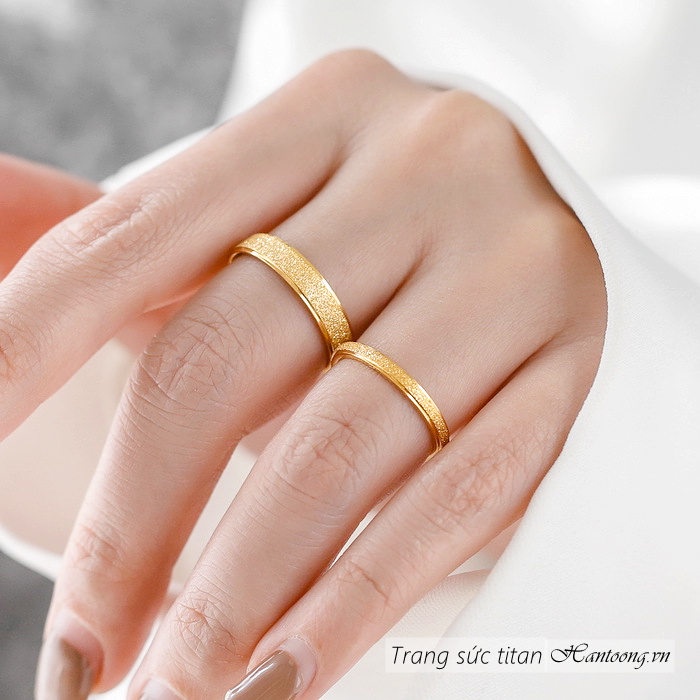 Nhẫn titan nữ không gỉ mạ vàng 18k phun cát lấp lánh thiết kế đơn giản thời trang