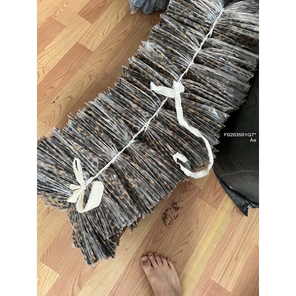 Áo sơ mi jeans họa tiết beo