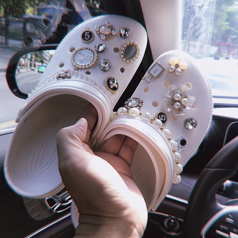 Dép cross hoa văn ngoài hành tinh white tằng kèm 12 jibitz cài dép cross