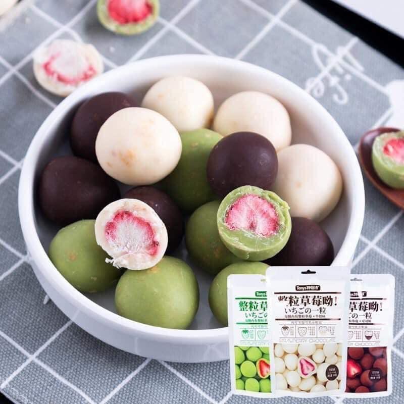 SẴN HCM COMBO 3 BỊCH KẸO SOCOLA BỌC DÂU SẤY DẺO 3 VỊ