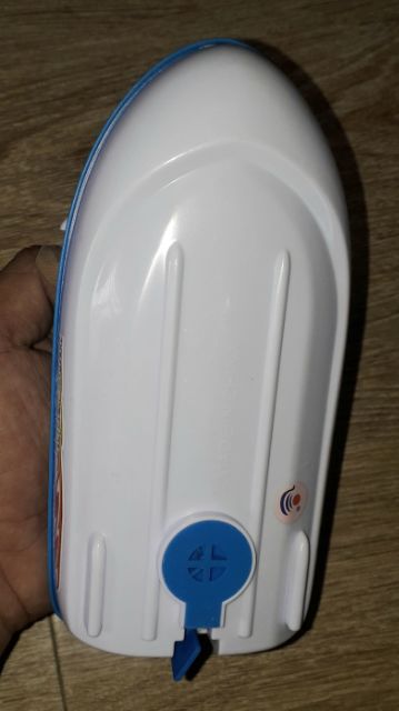 Mô hình 1 chiếc ca nô mô tô chạy dưới nước bằng nhựa tặng kèm pin