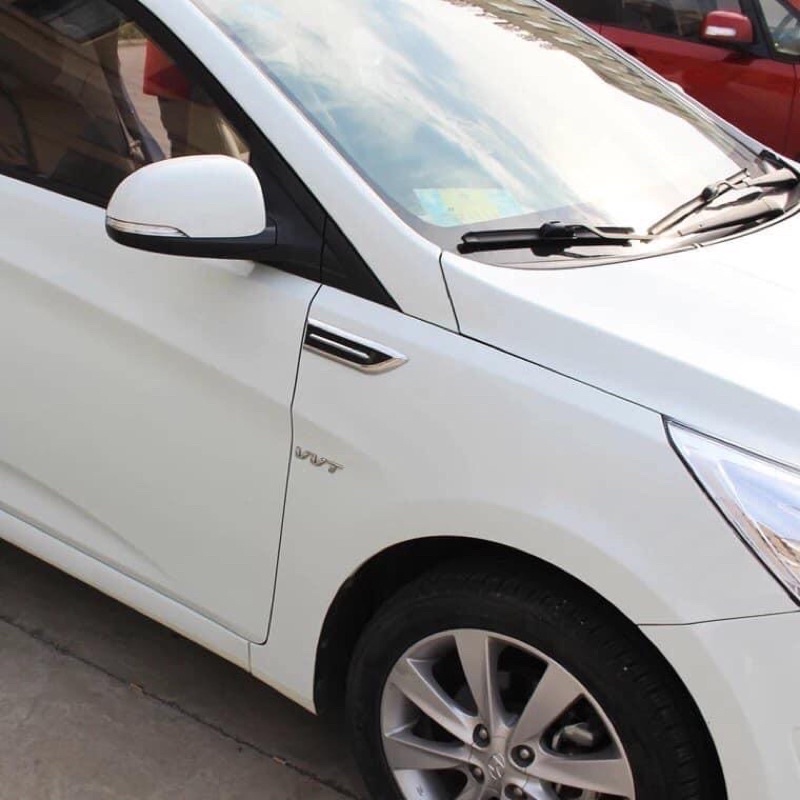 Bộ 2 miếng mang cá ô tô giả hốc gió dán trang trí sườn ô tô xe hơi kiểu dáng thể thao.