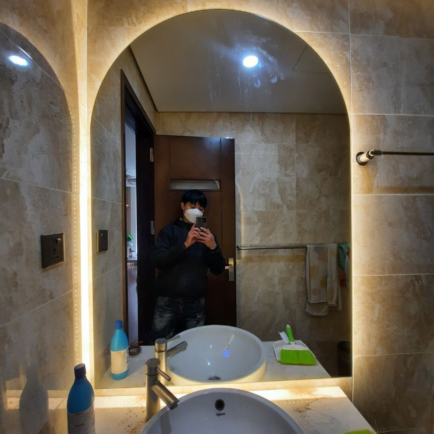 Gương để bàn trang điểm hình mái vòm có đèn led cảm ứng 3 màu, treo tường nhà tắm kích thước 50x75cm MIRRORTOCTOC