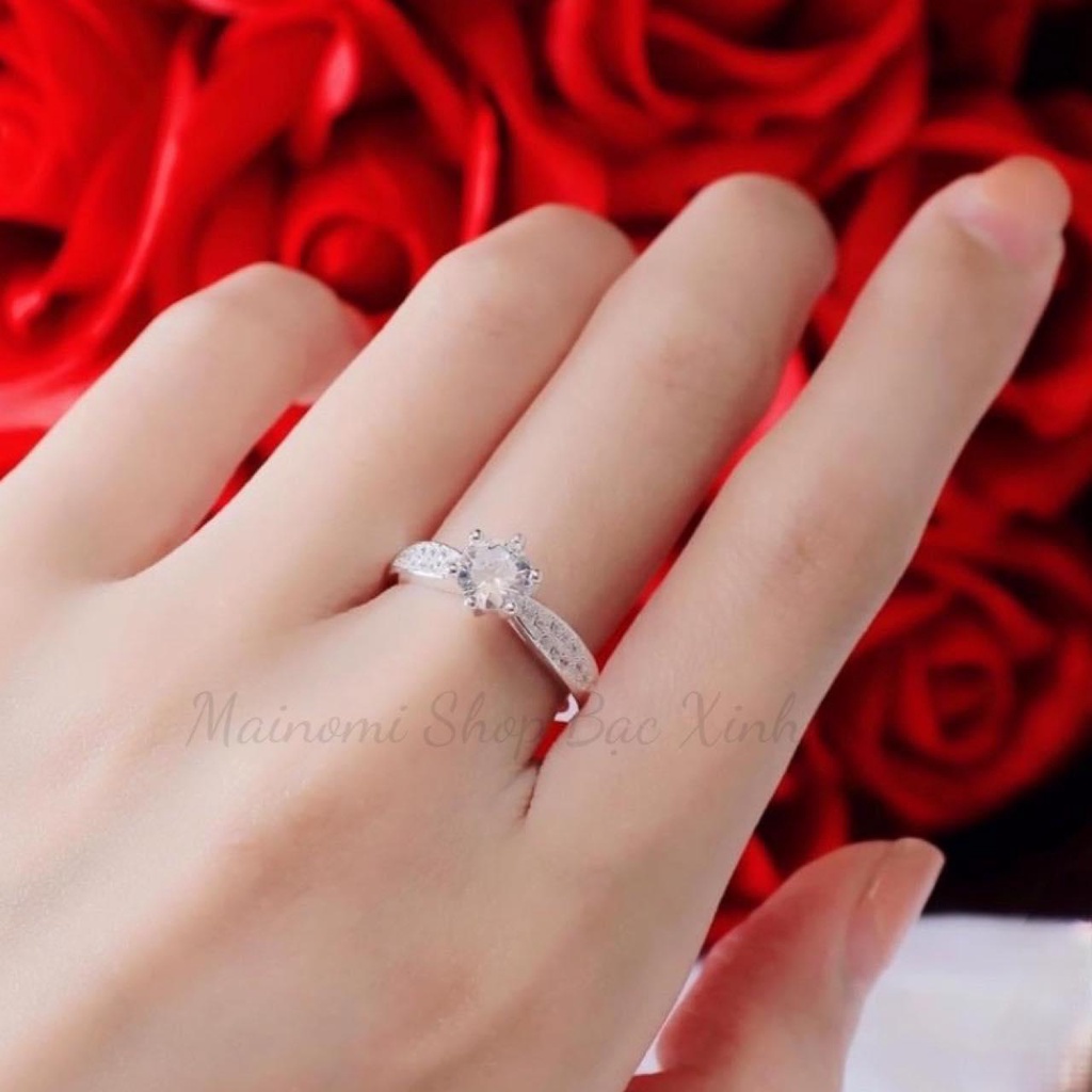 Nhẫn nữ đá cao 6 chấu MAINOMI viền dày nhỏ dần tạo nên nét đặc biệt. Mã kèm quà tặng