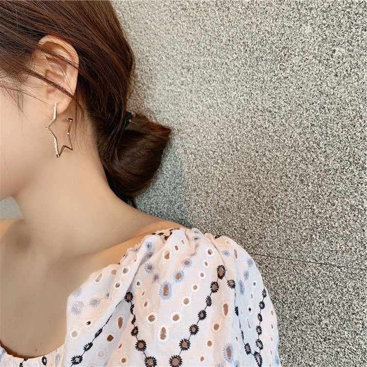 Bông tai họa tiết ngôi sao đính đá viền sành điệu BT132