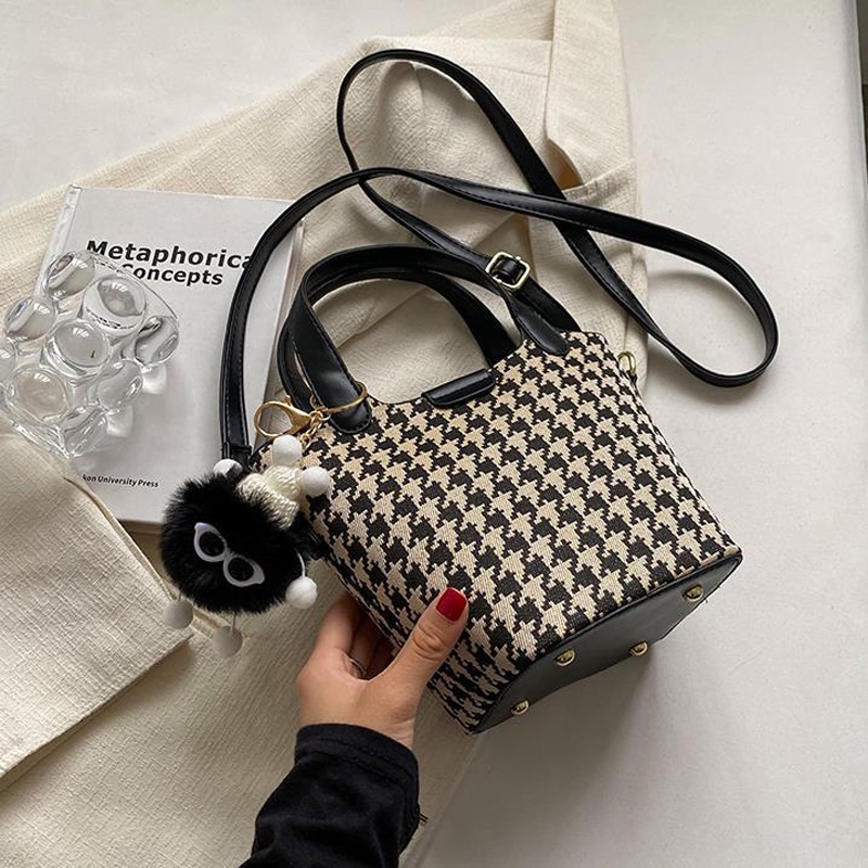 Túi đeo chéo IELGY kiểu dáng xô dễ phối đồ trẻ trung thời trang dành cho nữ