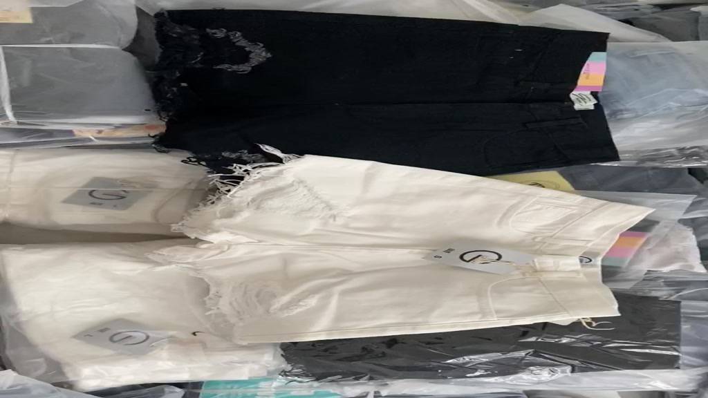 Short jean lưng cao đen , trắng , xanh trơn tua, cuốn hàng chuẩn hịn nhé | BigBuy360 - bigbuy360.vn