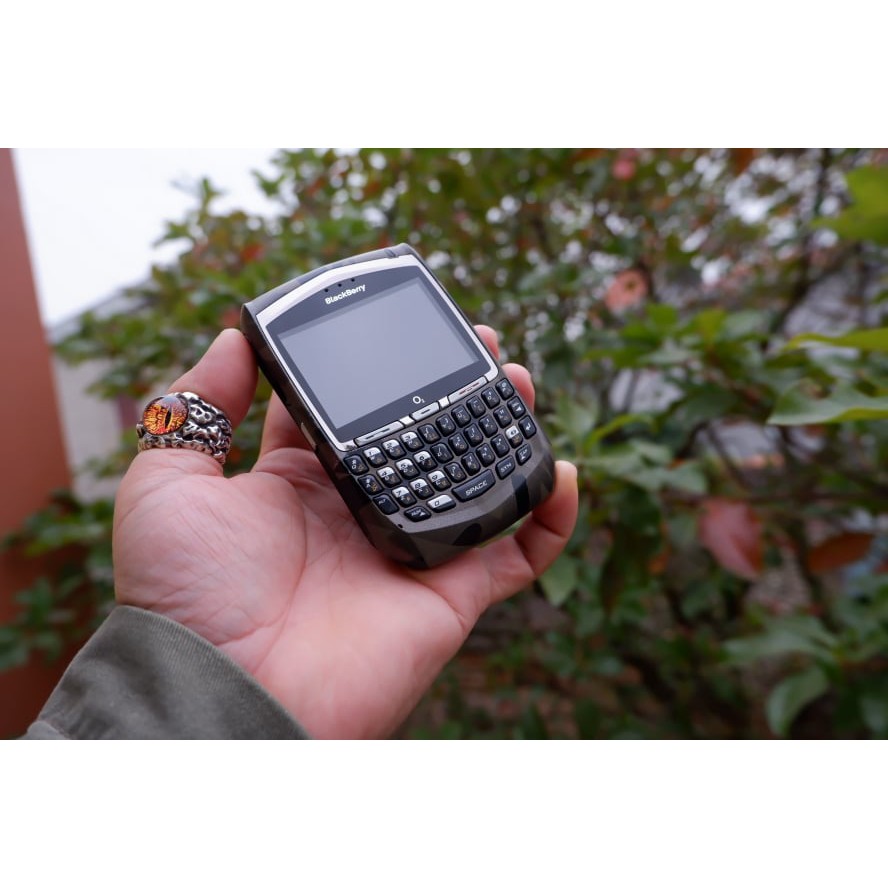 Điện thoại Blackberry 8700 nguyên zin sơn rằn ri dán lưng da đà điểu