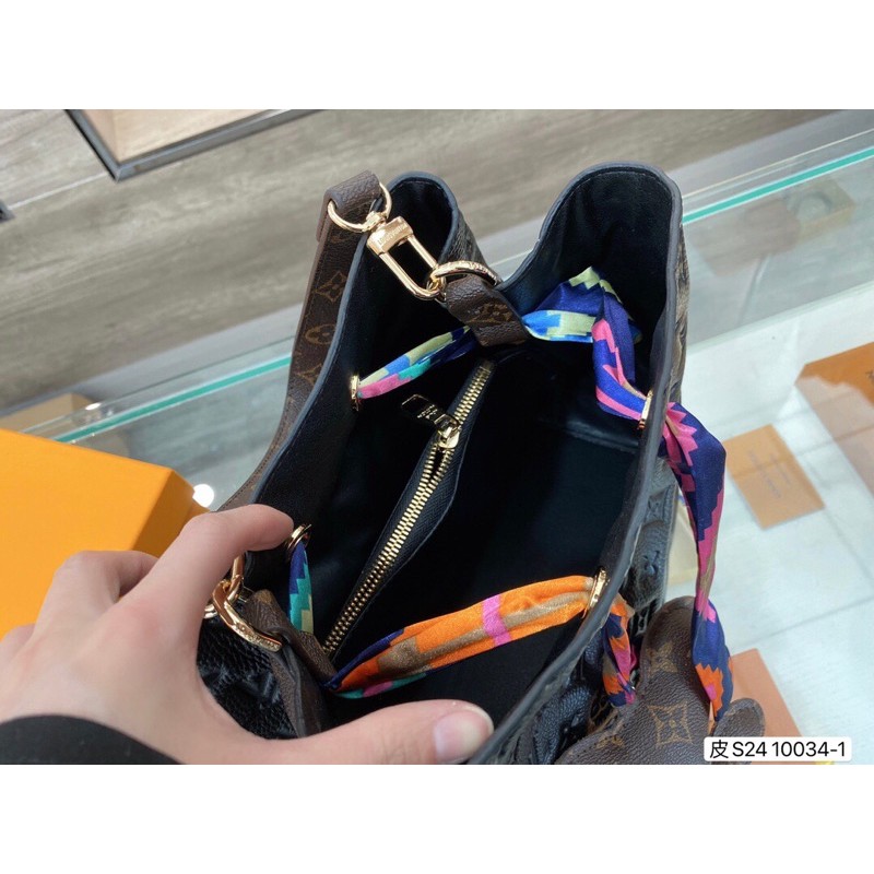 Túi xách nữ, túi hobo da thật cao cấp LV Louis Vuitton đi kèm móc khóa mini siêu xinh