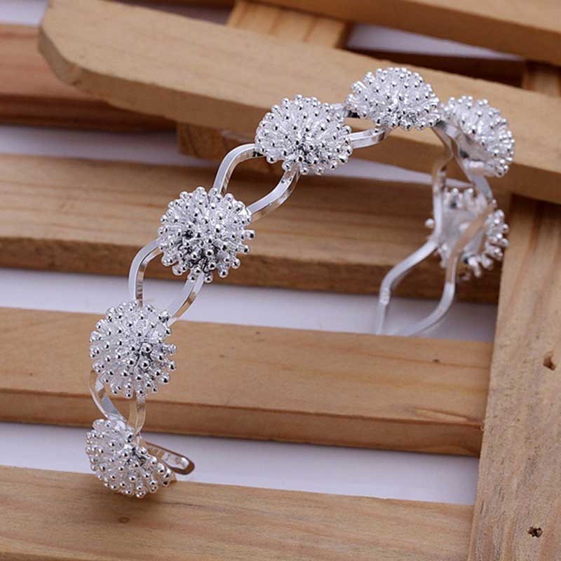 Bộ trang sức gồm dây chuyền nhẫn vòng tay và đôi khuyên tai họa tiết độc đáo xinh xắn cho nữ