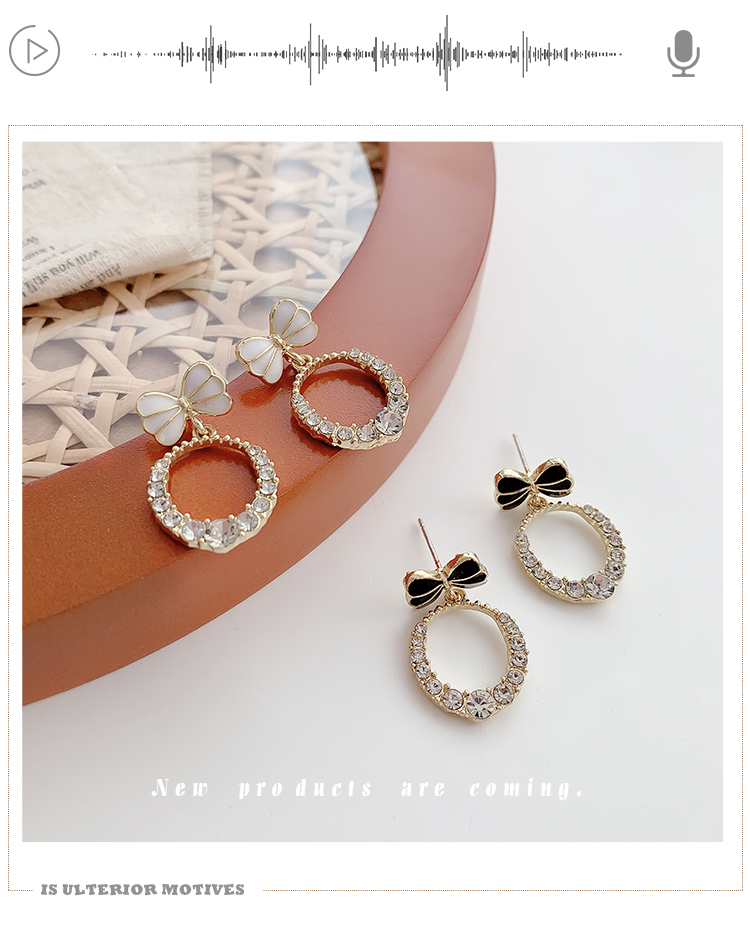 Khuyên tai tròn hình bướm phong cách Hàn Quốc thời trang