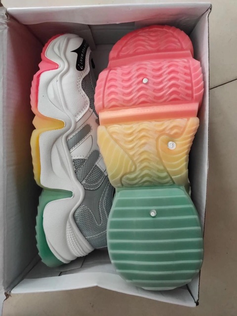 GIÀY THỂ THAO ĐẾ CẦU VỒNG SIÊU NHẸ