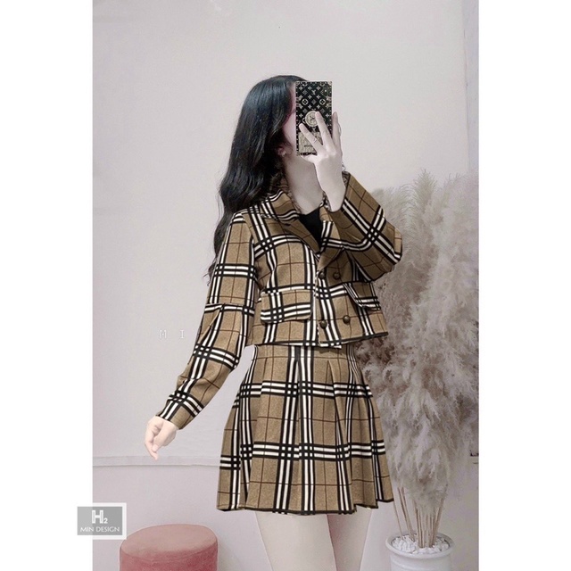 Set áo vest kèm chân váy xếp li kẻ BBR | BigBuy360 - bigbuy360.vn