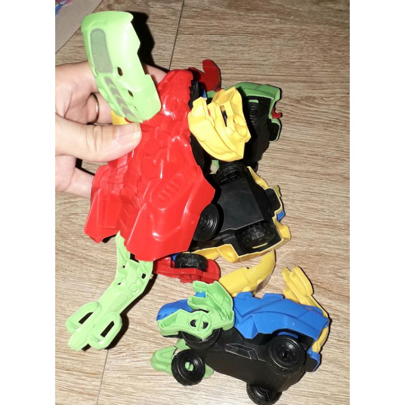 Lắp ráp một mô hình Xe biến thành Robot quái vật bằng nhựa