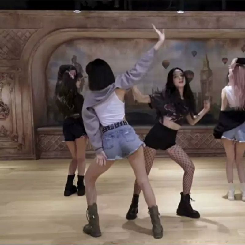 Set áo len xám, croptop và short jeans giống Lisa, Rosé và Jisoo BLACKPINK