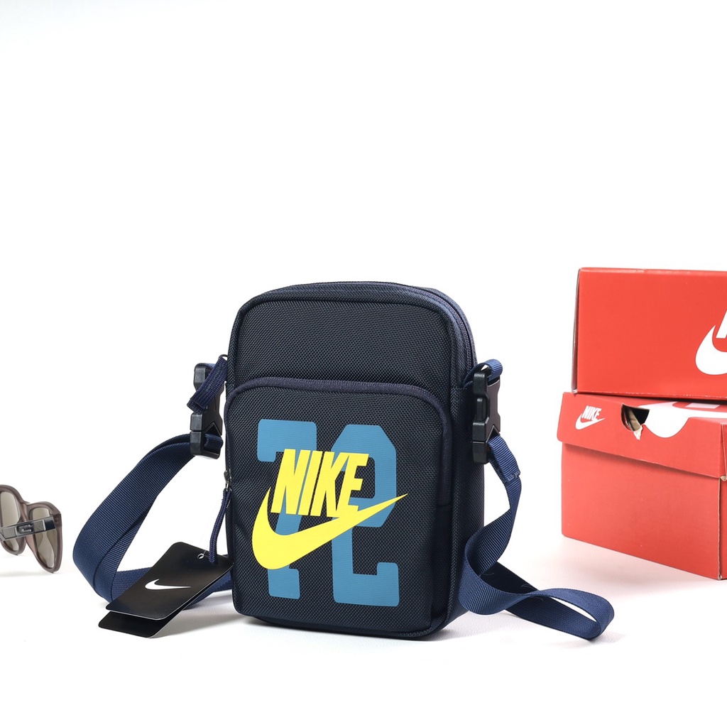 Túi đeo chéo nam nữ NIKE HERITAGE 72, thiết kế nổi bật với logo Nike sắc vàng in tràn , chất liệu polyester siêu bền