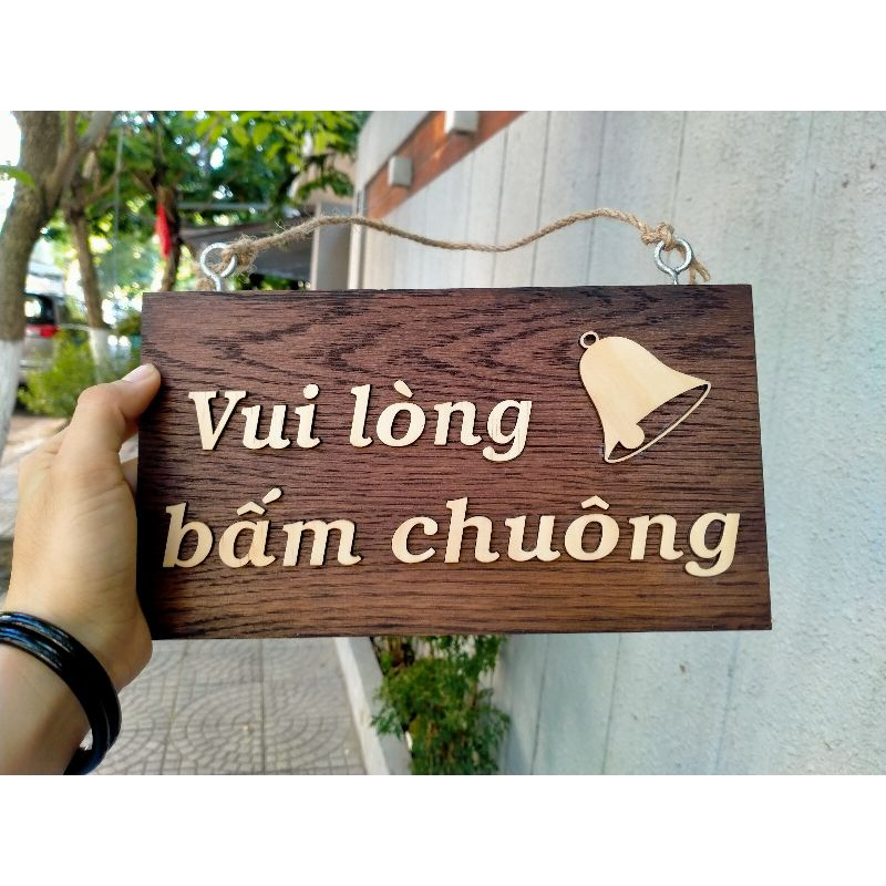 Bảng gỗ thông mẫu mã sang trọng dán chữ 1 mặt nội dung "Vui lòng bấm chuông" + kèm dây