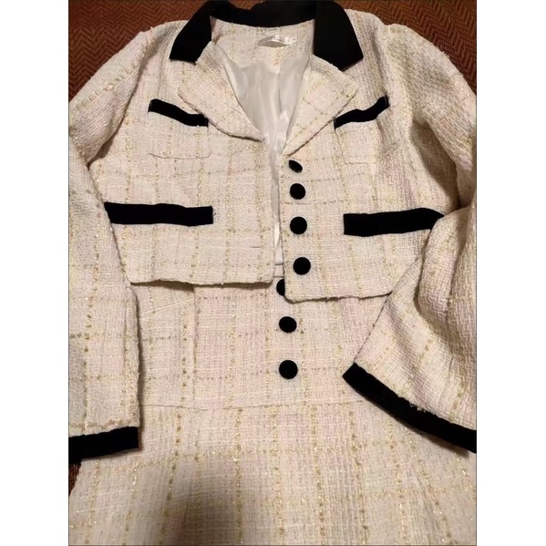 Set váy trắng kèm nơ dáng dài và áo khoác dạ tweed tiểu thư