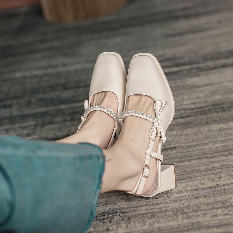 Giày da bít mũi gót vuông phối ngọc trai thanh lịch