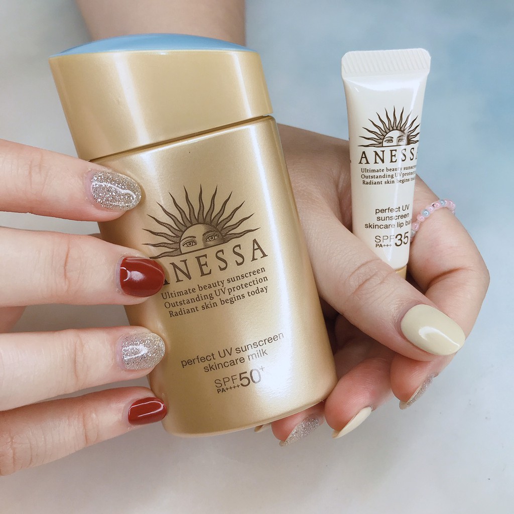 Kem chống nắng ANESSA Shiseido màu vàng đậm tặng kèm son dưỡng chống nắng