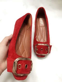Giày nhung đỏ và đen