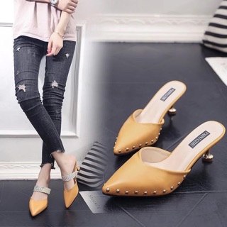 Giày sục đế nhọn đính đá.