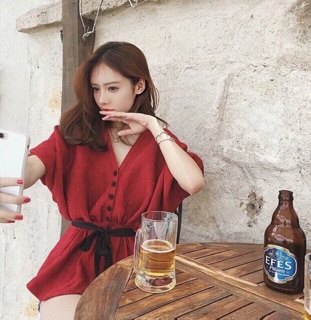 Áo đỏ thắt eo