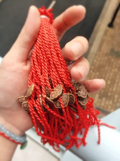 Vòng chỉ đỏ may mắn