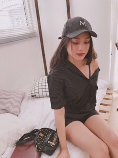Jumpsuit sọc trễ vai