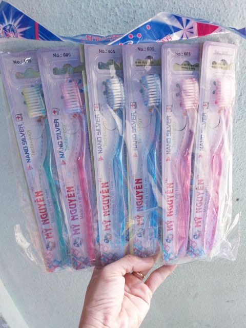 Lố 12 bàn chải đánh răng Mỹ Nguyên cán trong
