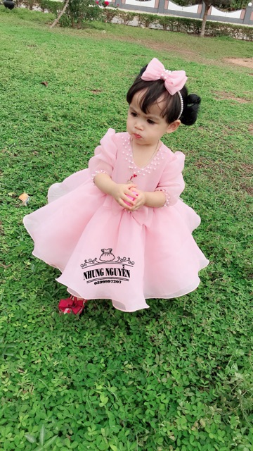 Váy công chúa màu hồng