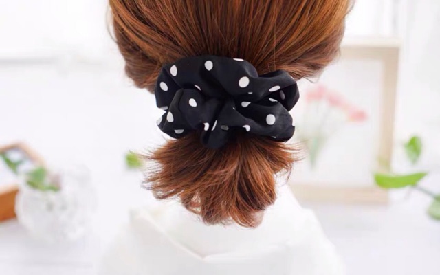 Cột tóc vải scrunchies họa tiết chấm bi