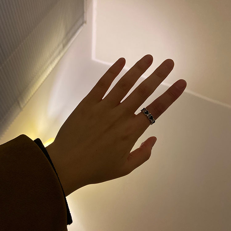 Nhẫn phong cách retro hợp cá tính cho nữ