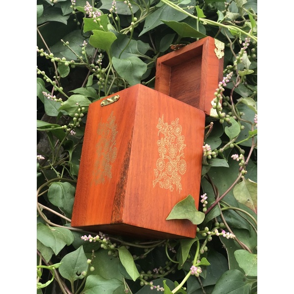 Bộ đồ gia dụng sinh hoạt gỗ hương bao gồm : hộp đựng chè , hộp đựng giấy ăn , gạt tàn , lọ tăm bầu