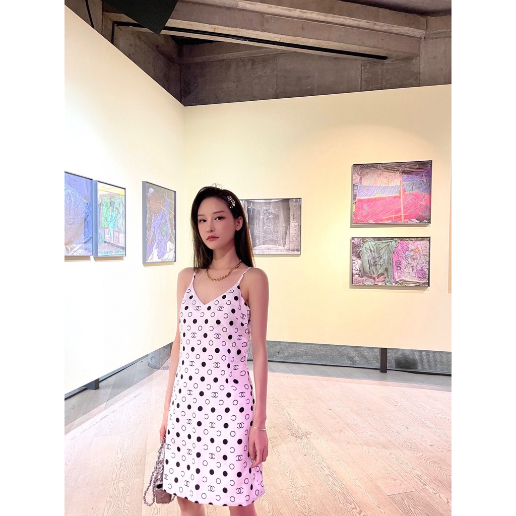 Váy hai dây dáng suông 𝘾𝙝𝙖𝙣𝙚𝙡 𝘾𝙝𝙖𝙣n𝙚𝙡 CN mang phong cách trẻ trung, quyến rũ